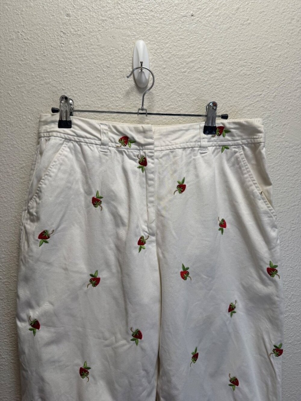 Chadwicks White Cropped Pants With Strawberry Embroidery Size 10 - Picture 4 of 6